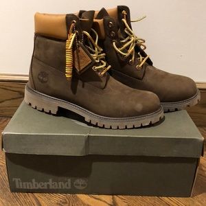 Timberland Boots — Men’s 9/Women’s 11